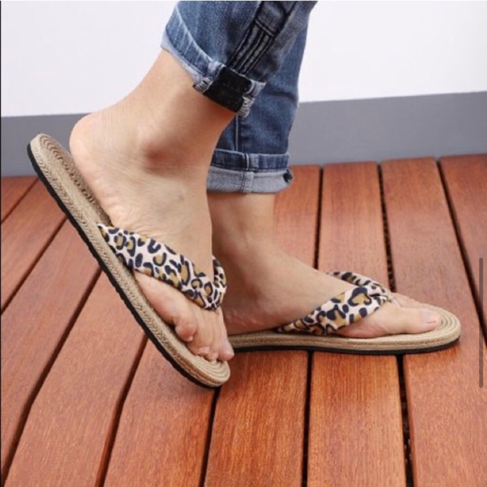 LAST PAIR: Adorable women’s soft leopard strap flip flop sandals - Picture 6 of 8